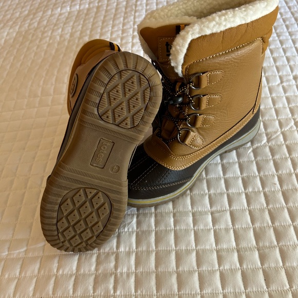 New boots size 4 fur lined.  ST2 - Picture 6 of 6